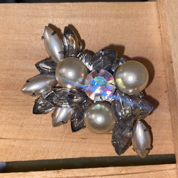 Vintage Signed JUDY LEE AB Stones Faux Pearl Brooch Silver Tone Z41 - Picture 2 of 8